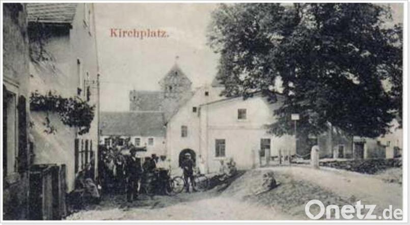 Der westliche Kohlberger Marktplatz in den 1930-er Jahren. Links vorstehend das Schlegl-Wirtshaus, dann das Kolonialwarengeschäft Richthammer, der Schwedenturm, das evangelische Schulhaus, Rathaus und der Feuerlöschteich, die „Hüll“. Bild: jml