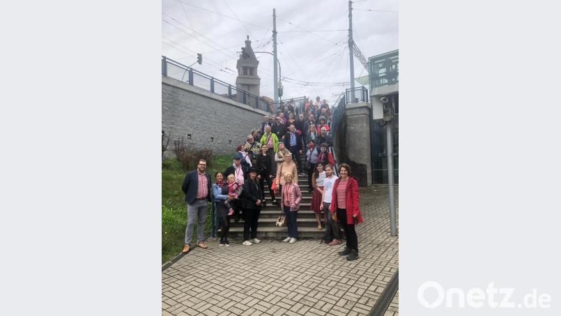 Reisegruppe vor dem Einstieg in den Zug durch die Škodawerke Pilsen Bild: eib