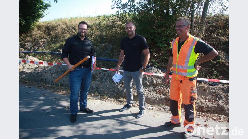 Die Leerrohre werden bis ins Grundstück hinein verlegt, informierten (von links) Bürgermeister Matthias Grundler und Johannes Schaumberger. Ein Bild von der Baustelle macht sich regelmäßig auch Bauhofleiter Richard Bitterer. Bild: wro