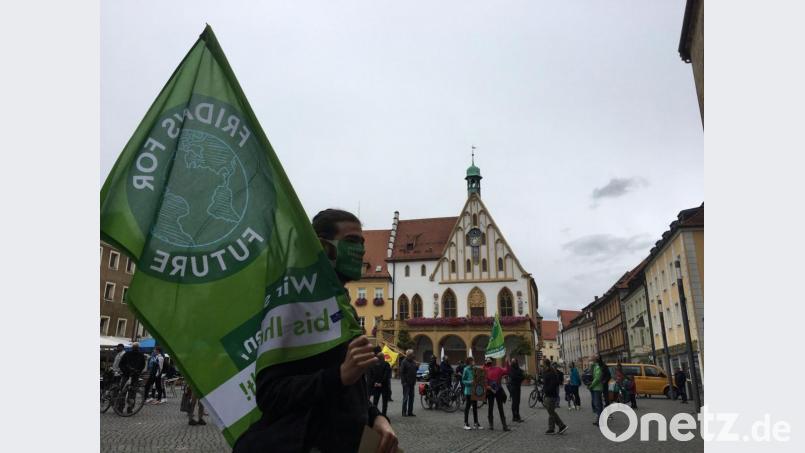 Rund 100 Teilnehmer kamen zur ersten Klima-Demo nach dem Lockdown am Freitag auf den Amberger Marktplatz. Bild: upl