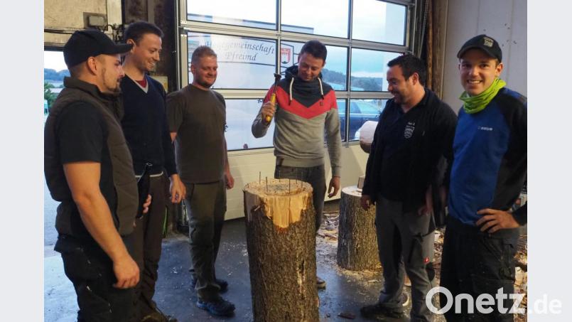 Zur Entspannung steht nach dem Schnitzen am Kirwabaum das Nagelspiel auf dem Programm. Gewinner ist, wer zuerst den Nagel mit der schmalen Seite des Maurerhammers ins Holz schlägt. Hier versucht Vereinsvorsitzender Jörg Irlbacher sein Glück. Bild: bl