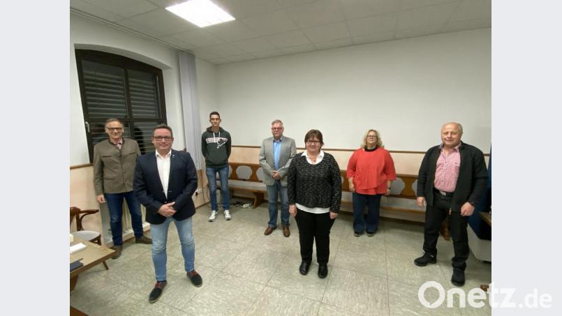 Bürgermeister Bernd Sommer (von links) zusammen mit dem Vorstand des Musikvereins, Peter Erl ,Lukas Schreyer, Franz Bartl, Claudia Bezold, Claudia Hart und Reinhold Trag. Bild: Musikverein/exb