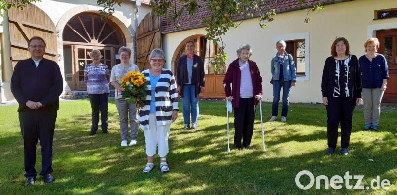 Pfarrer Markus Bruckner sowie unter anderem ihre Kolleginnen beim Putzdienst verabschiedeten Renate Heining (mit Blumenstrauß). Bild: Albert Sollfrank/exb