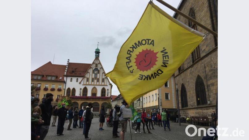 Rund 100 Teilnehmer kamen zur ersten Klima-Demo nach dem Lockdown am Freitag auf den Amberger Marktplatz. Bild: upl