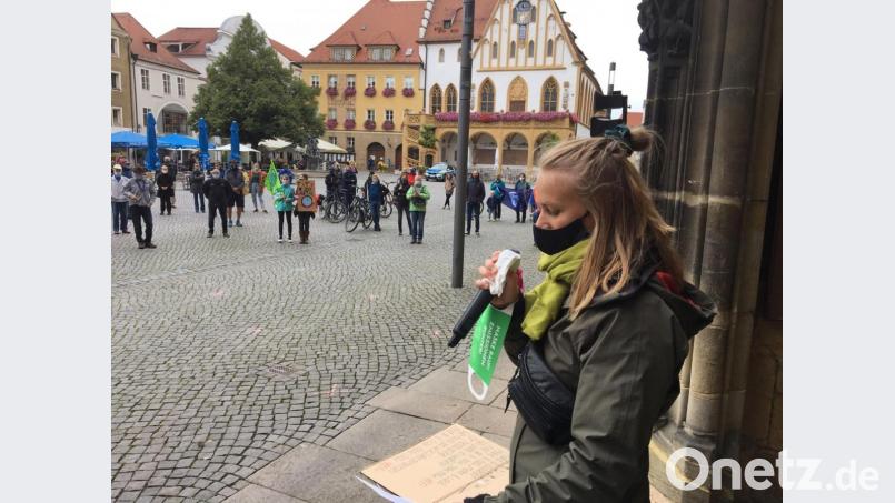 Rund 100 Teilnehmer kamen zur ersten Klima-Demo nach dem Lockdown am Freitag auf den Amberger Marktplatz. Bild: upl