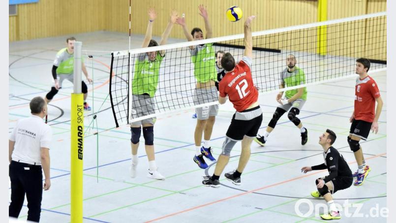 Auf die ersten Duelle am Netz müssen Fans und Spieler des VC Amberg (grüne Trikots) nun doch länger warten. Das für Sonntag geplante Saison-Auftaktspiel gegen Regenstauf in der Regionalliga wurde verschoben. Archivbild: Hubert Ziegler