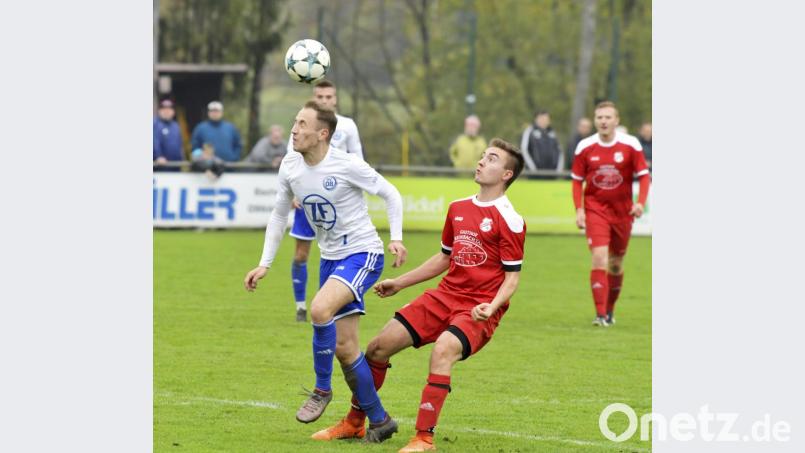 Nach dem Halbfinalsieg gegen den SV Raigering geht es für die Mannschaft von Auerbachs Spielertrainer Michael Keil (links) im Endspiel erneut gegen einen Bezirksligisten. Archivbild: Ziegler