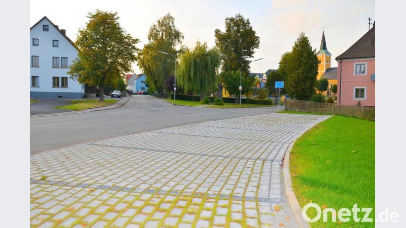 Von den neuen Parkflächen in der Bahnhofstraße tritt die Marktgemeinde einen Stellplatz zur Ablöse für die Erweiterung der Kindertagesstätte ab. Bild: fjo
