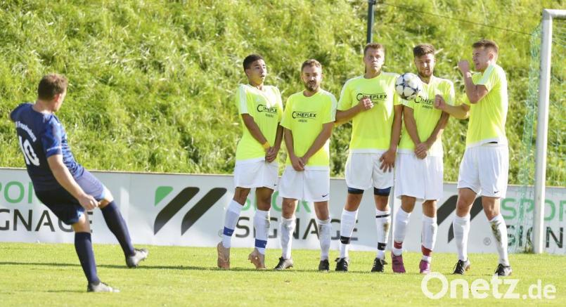 Ein ungemütlicher Nachmittag wartet auf die Abwehr des ASV Haselmühl (hier bei einer Freistoßmauer). Zu Gast ist der 1. FC Rieden, der das Hinspiel klar mit 5:1 gewonnen hatte. Archivbild: Ziegler