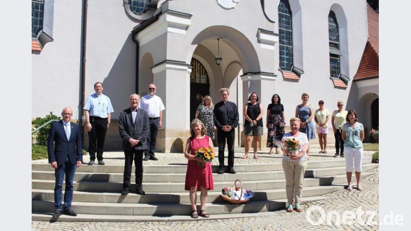 Umringt von vielen, die ihnen Respekt zollen: Irmgard Dietrich und Anja König (vorn Mitte) blicken zuversichtlich in eine neue Zukunft. Das wünschen den beiden (mittlere Reihe, von links) Bürgermeister Bernhard Lindner, Pfarrer im Ruhestand Eduard Feichtmeier, Pfarrer Christian Schulz und Pfarrgemeinderatssprecherin Maria Koller (vorn rechts) sowie (hinten, von links) der Gebenbacher Pfarrvikar Christian Preitschaft, Diakon Peter Bublitz, Pfarrgemeinderätin Maria Lösch-Ringer und die Elternbeiratsmitglieder Christiane Kurz, Barbara Götz, Tania Ehbauer, Kerstin Müller und Nicole Vogel. Bild: Dagmar Williamson