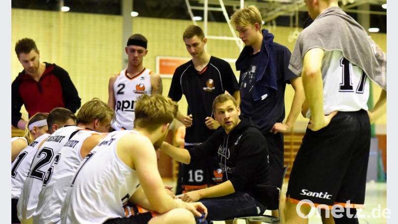 Neustadts Headcoach Stefan Merkl (Dritter von rechts) und seine Basketballer stehen vor einer besonderen Herausforderung in der Zweiten Regionalliga. Der erneut verjüngte Kader geht durch die Aufstockung der Liga, in der es wegen Corona keine Absteiger gab, in die längste Regio-Saison aller Zeiten. Bild: A. Schwarzmeier