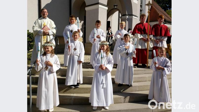 Die acht Erstkommunionkinder der Pfarrei St. Ursula mit Pfarrvikar Christian Preitschaft. Bild: Nicole Koller