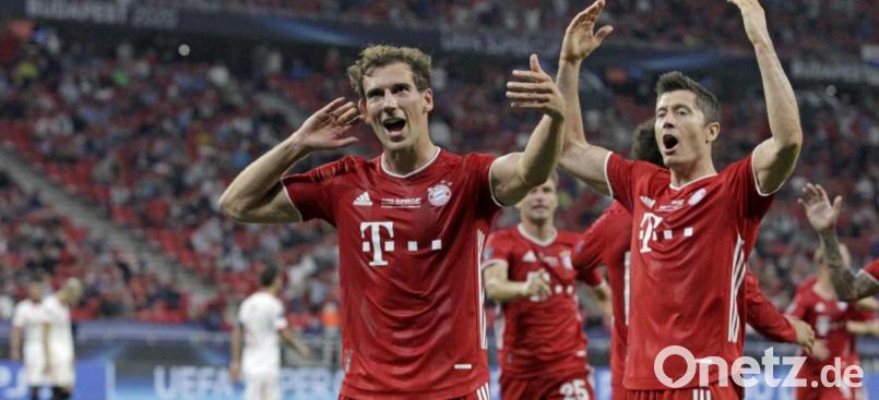 Leon Goretzka (links) erzielte das zwischenzeitliche 1:1 für den FC Bayern München gegen den FC Sevilla. Robert Lewandowski jubelt mit. Bild: Bernadett Szabo/dpa