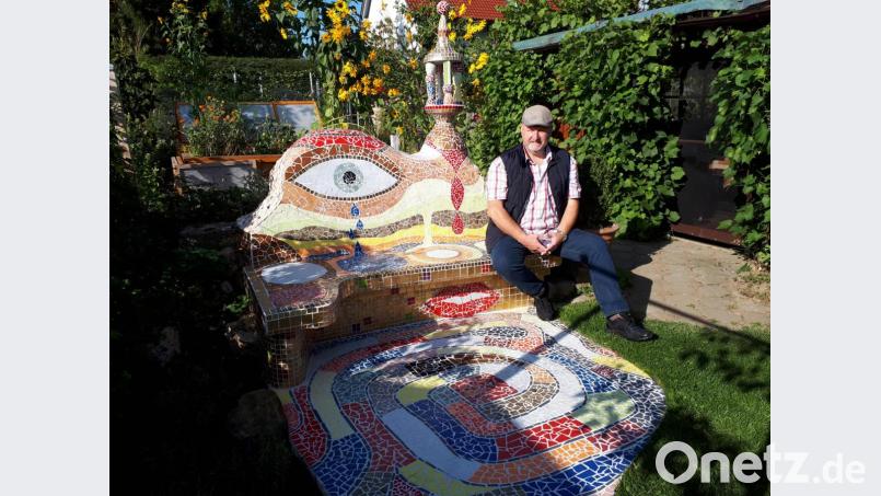 Klaus Schuster erfüllte sich mit der außergewöhnlichen Gartenbank in der Anlage am östlichen Stadtrand Waldsassens einen lange gehegten Traum. Er und seine Frau Gudrun sind große Fans von Friedensreich Hundertwasser, weshalb der Polizeibeamte in drei Jahren die Sitzgelegenheit im Stile des österreichischen Künstlers errichtete. Besucher, die sich für das Werk interessieren, sind übrigens im Garten willkommen. Bild: pz