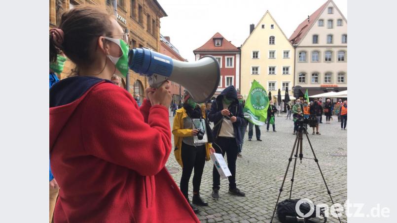 Rund 100 Teilnehmer kamen zur ersten Klima-Demo nach dem Lockdown am Freitag auf den Amberger Marktplatz. Bild: upl