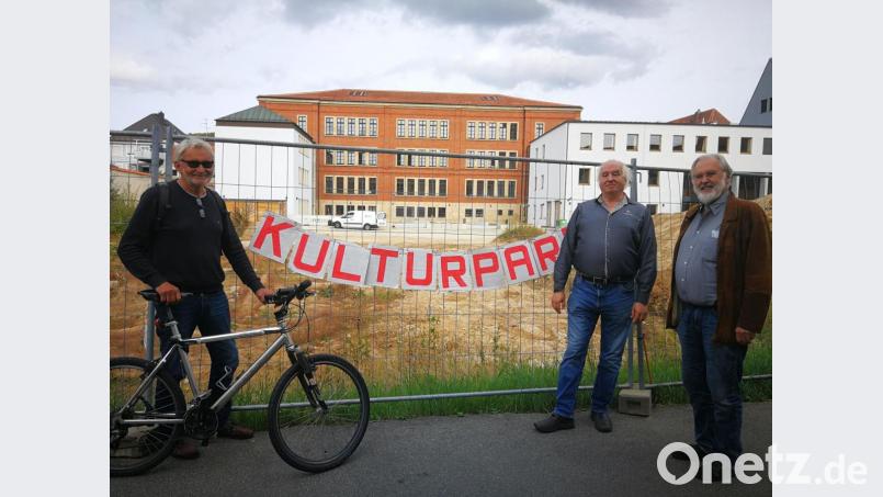 Das derzeit brachliegende Bürgerspital-Areal würde sich nach Ansicht von (von links) Achim Hüttner, Stefan Reuther und Wolfgang Schimmel von der Interessengemeinschaft Menschengerechte Stadt hervorragend für die Schaffung eines sogenannten Pop-Up-Parks eignen. Bild: ass