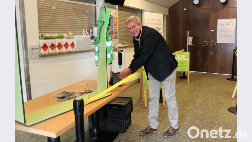 LTO-Geschäftsführer Wolfgang Meidenbauer an der &quot;Hygieneschleuse&quot; im Eingangsbereich der Stadthalle Vohenstrauß Bild: stg