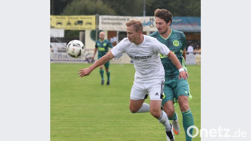 Der Mitterteicher Stürmer Stefan Meisel (rechts) im Zweikampf mit Daniel Kahrig von Vorwärts Röslau. Die Ligapokal-Partie am Mittwochabend endete 0:0. Meisel und seine Teamkollegen treten am Samstag beim Spitzenreiter an. Bild: gb