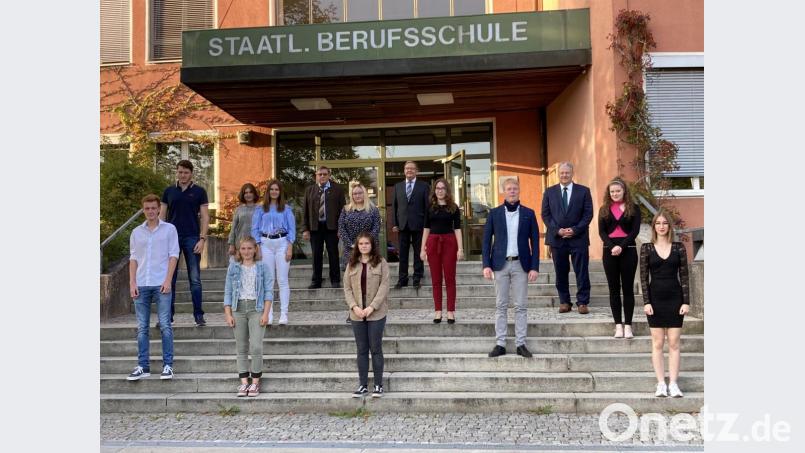 Den Besten des Schuljahres 2019/2020 gratulierten Schulleiterin Sabine Fersch (Dritte von links), Landrat Richard Reisinger (Dritter von rechts), 2. Bürgermeister Martin J. Preuß (Sechster von rechts) und Kreishandwerksmeister Hans Weber (Sechster von links). Bild: Thomas Lehmeier