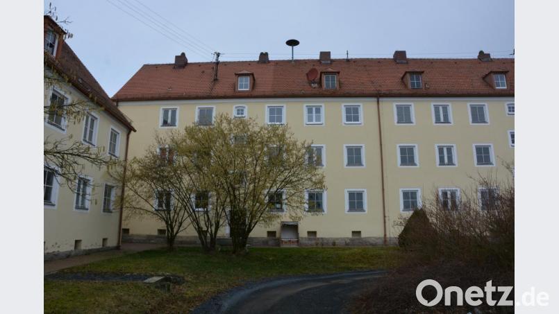 Stadtrat Wolfgang Karbstein fordert, dass sich am Robert-Lindig-Platz bald etwas tut. Durch einen Abbruch dieser Gebäude könnte Bauland entstehen, wo barrierefreie und behindertengerechte Wohnungen geschaffen werden könnten. Archivbild: jr