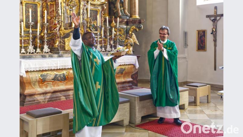 Pfarrer Martin Besold (rechts) begrüßte beim Gottesdienst den neuen Pfarrvikar Dr. Linus Chukwudi Nwankwo (links) Bild: JOCHEN NEUMANN 
ERBENDORF