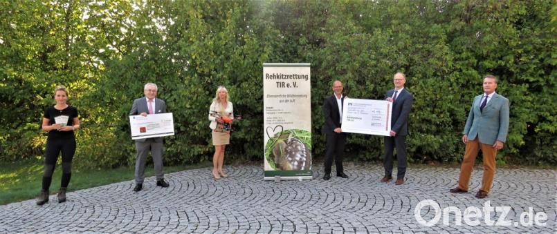 Schriftführerin Sabrina Bittner (links), Zweite Vorsitzende Annette Gleißner (Dritte von links) und Vorsitzender Eberhard Freiherr von Gemmingen-Hornberg (rechts) dankten für das Geld aus den Crowdfunding-Plattformen. Schecks überreichten Vorstandsvorsitzender Ludwig Zitzmann (Zweiter von links) von der Sparkasse Oberpfalz Nord sowie Vorstand Thomas Wirth (Dritter von rechts) und Firmenkundenberater Armin Müller (Zweiter von rechts) von der Volksbank Raiffeisenbank Nordoberpfalz. Bild: ubb