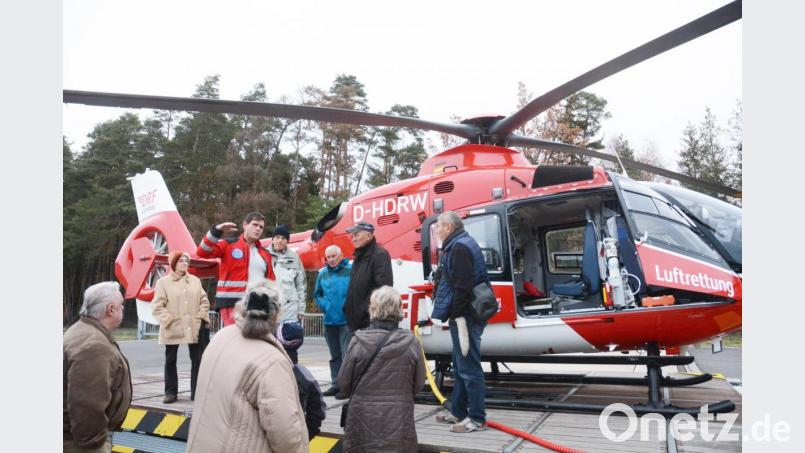 Die Senioren schauen sich im Seminar wie im vergangenen Jahr auch den Rettungshubschrauber an. Bild: Gabi Schönberger