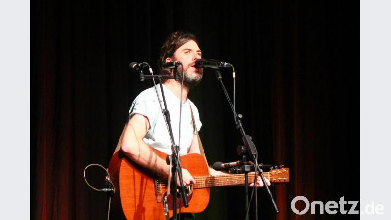 Mit seiner handgemachten Mischung aus Folk und Rock begeisterte Gregor McEwan am Donnerstag in der Max-Reger-Halle Bild: stg