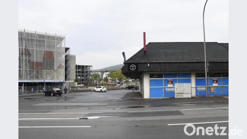 Der Toom-Getränkemarkt (rechts) an der Regensburger Straße ist seit Samstag geschlossen und wird auch nicht mehr geöffnet. Bild: Petra Hartl