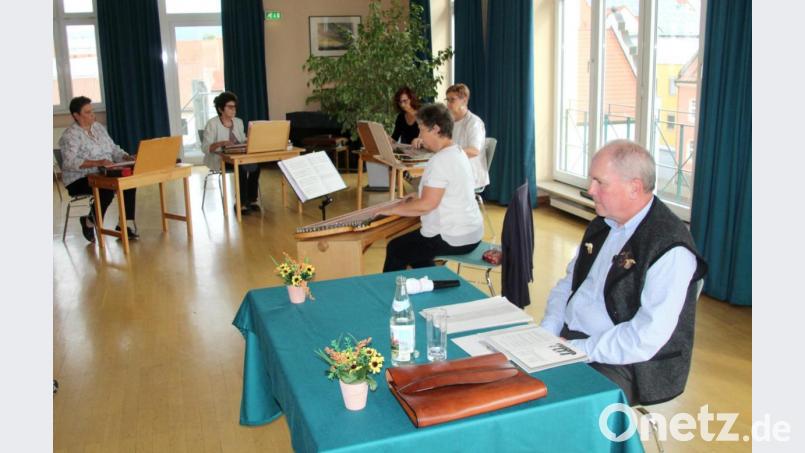 Heimatkundler Bertram Erhardt und die Zithergruppe von Michaela Gaach beim Brauchtumsvortrag. Bild: exb