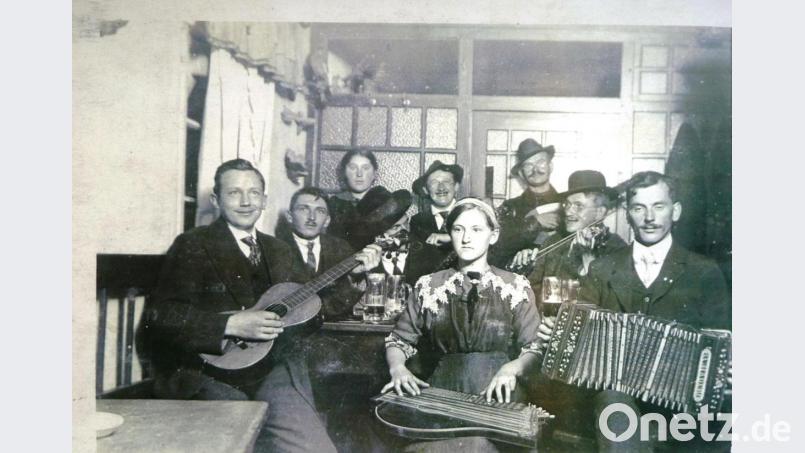 Musikanten spielen mit Gitarre, Geige, Zither und &quot;Quetsch&#039;n&quot; in einem Eschenbacher Wirtshaus auf. Repro: hev
