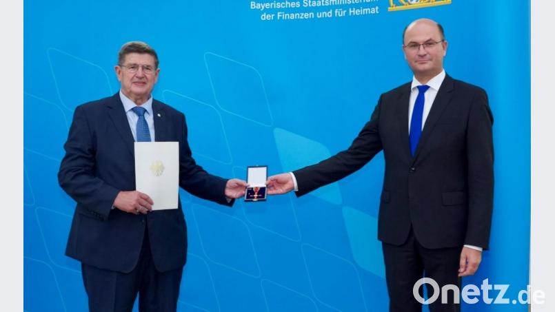 Minister Albert Füracker (rechts) überreichte das Bundesverdienstkreuz am Bande an Altbürgermeister und Ehrenbürger Wilfried Neuber. Bild: Christian Blaschka