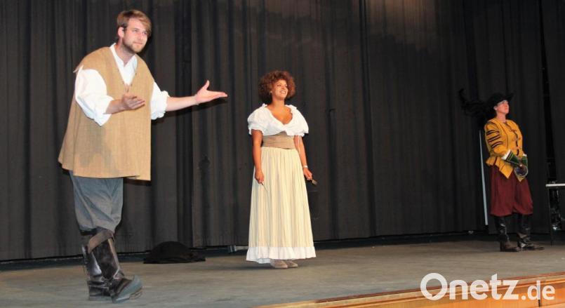 Der &quot;Sicherheitsabstand&quot; zwischen den Bühnenakteuren (von links) Johannes Lukas, Mona Fischer und Claudia Lohmann bleibt bei &quot;Cyrano&quot; definitiv gewahrt. Bild: stg