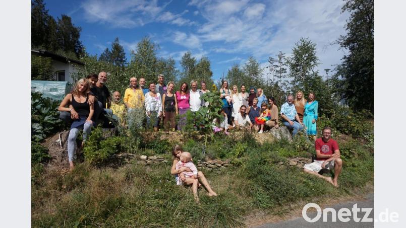 Stolz haben sich die Mitglieder der Nature Community in Schönsee zum Gruppenfoto in ihrem neuen Naturgarten aufgestellt. Diesen haben Neelam Mages und Iris von Boyern während des Lockdowns verwirklicht. Bild: eib