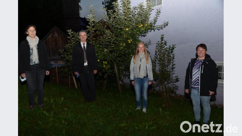 Petra Reil, Lisa Vater und Martina Rauch (von links) werden nun als Ortssprecherinnen in den Vohenstraußer Stadtrat einziehen. Bürgermeister Andreas Wutzlhofer (Zweiter von links) gratuliert nach der letzten Ortssprecherwahl in Böhmischbruck den drei Frauen. Bei der nächsten Stadtratssitzung werden sie offiziell verpflichtet. Bild: dob