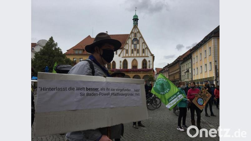 Rund 100 Teilnehmer kamen zur ersten Klima-Demo nach dem Lockdown am Freitag auf den Amberger Marktplatz. Bild: upl