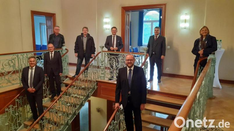 Ortstermin in der Stützelvilla mit Wolfgang Bauer (vorne, links), Präsident des Landesamtes für Digitalisierung, Breitband und Vermessung. Bild: Lowak