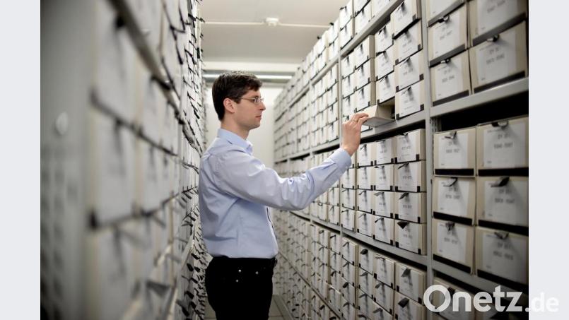Ein Archivar sucht im Bundesarchiv. Die Daten aller Bürger sollen künftig einheitlich über die Steuernummer auffindbar sein. Archivbild: Britta Pedersen