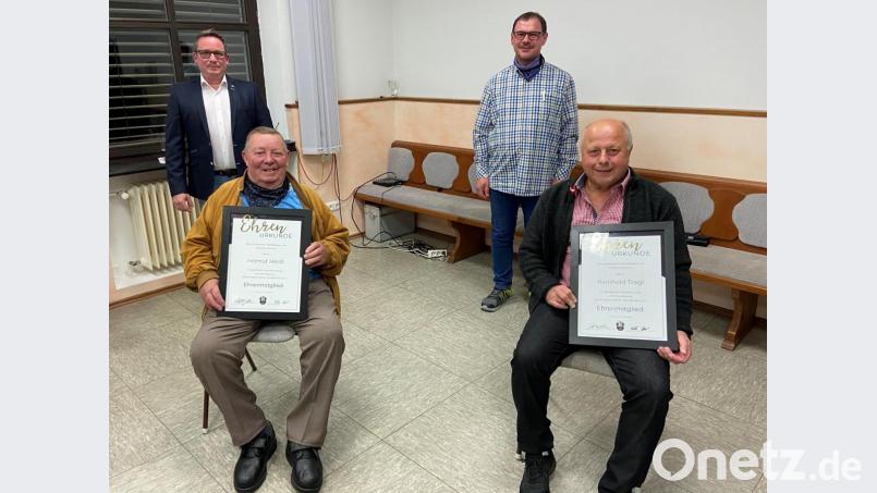 Helmut Heidl und Reinhold Tragl (mit Urkunden, von links) sind von den Vorsitzenden Peter Erl und Stefan Hart zu Ehrenmitgliedern des Musikvereins Waldsassen ernannt worden. Bild: Musikverein/exb