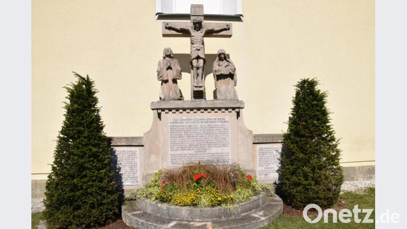 Auch das Kriegerdenkmal soll versetzt werden. Die Kosten in Höhe von knapp 3800 Euro übernimmt die Gemeinde. Bild: bö