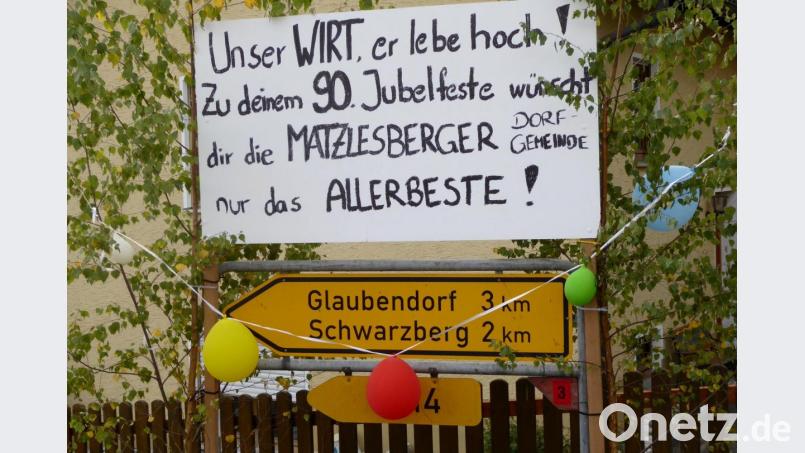 Glückwünsche für Hans Eckl mitten im Dorf. Bild: fsb