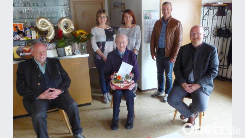 Jubilar Hans Eckl (Bildmitte) mit (von links) Pfarrer Forster, seinen Töchtern Christine und Angelika, Bürgermeister Schaller und Dekan Lukas. Bild: fsb