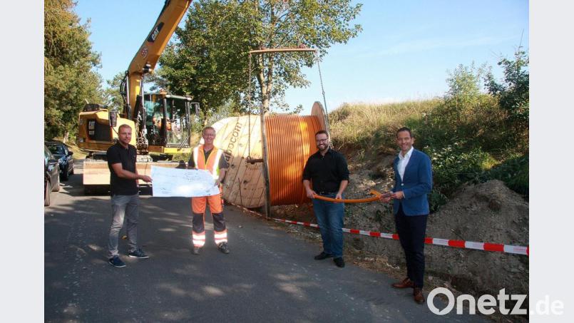 Im Kabelstrang eingebunden sind 22 kleine Leerrohre in verschiedenen Farben, erläuterte Johannes Schaumberger (links) die Details des "Speed-Pipe-Rohres", das er Abgeordnetem Albert Rupprecht, Bürgermeister Matthias Grundler und Bauhofleiter Richard Bitterer (von rechts) an der Baustelle näher erklärte. Bild: wro