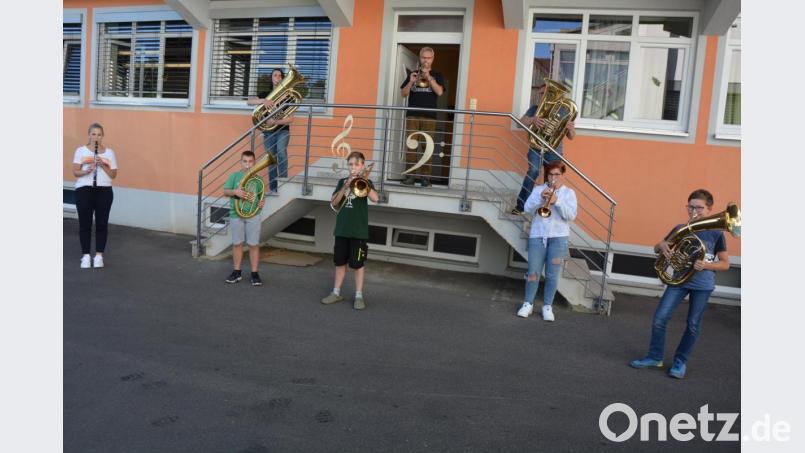 Noch in den Anfängen verharrt die Kooperation zwischen der Blaskapelle Konnersreuth und der Münchenreuther Bauernkapelle, was die Nachwuchsarbeit anbelangt. Jeden Freitagnachmittag wird gemeinsam im Probenraum des Konnersreuther Musikvereins geprobt. Mit dabei sind Laura Bäumler (links), sowie Armin Scharnagl (oben Mitte) und Peter Fuhrmann (oben rechts). Bild: jr
