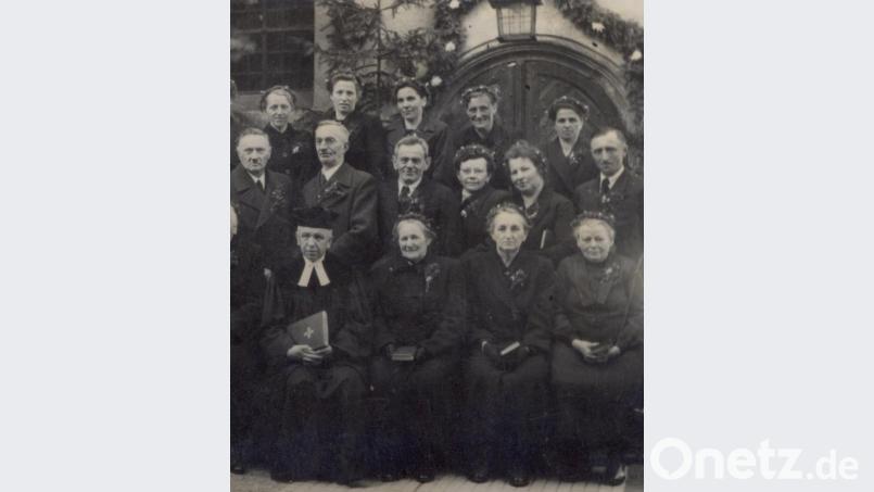 Pfarrer Heinrich Seiler (vorne links) mit silbernen und goldenen Konfirmanden. Undatiertes Foto, etwa Anfang der 1950-er Jahre. Bild: jml