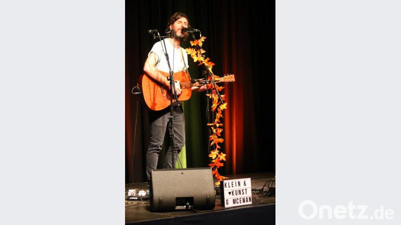 Mit seiner handgemachten Mischung aus Folk und Rock begeisterte Gregor McEwan am Donnerstag in der Max-Reger-Halle Bild: stg