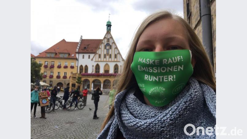 Rund 100 Teilnehmer kamen zur ersten Klima-Demo nach dem Lockdown am Freitag auf den Amberger Marktplatz. Bild: upl