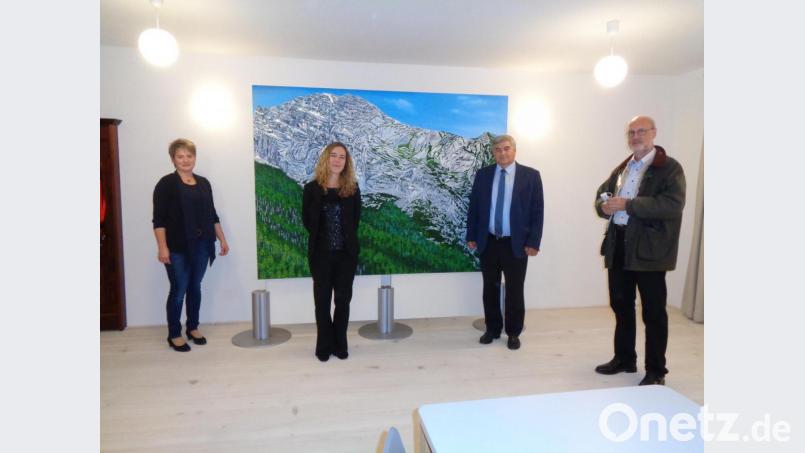 Oberkonservator Raimund Karl und MdB Karl Holmeier (von rechts) mit Katharina Gierlach (Mitte) und Bürgermeisterin Sonja Meier vor dem gewaltigen Gemälde des Watzmann-Massivs. Bild: amö