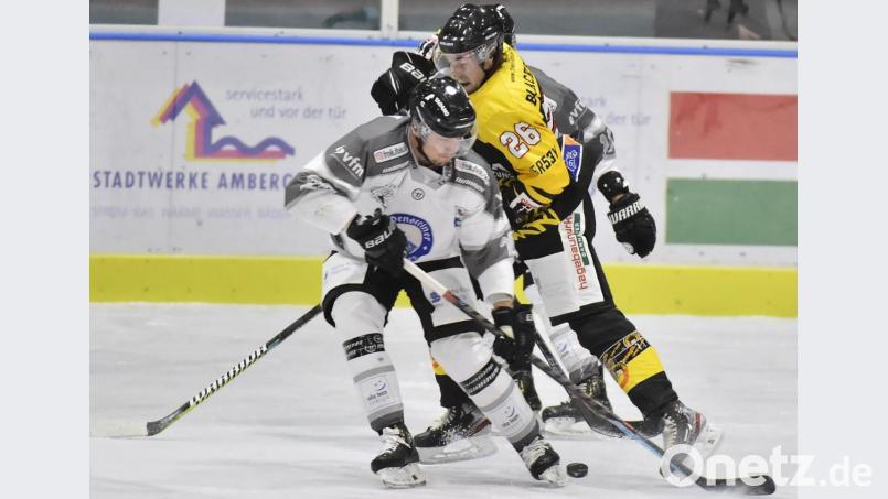 Der kanadische Neuzugang Liam Blackburn (Mitte) vom ERSC Amberg nimmt es in dieser Szene mit zwei Pegnitzer Gegenspielern auf. Bild: Hubert Ziegler