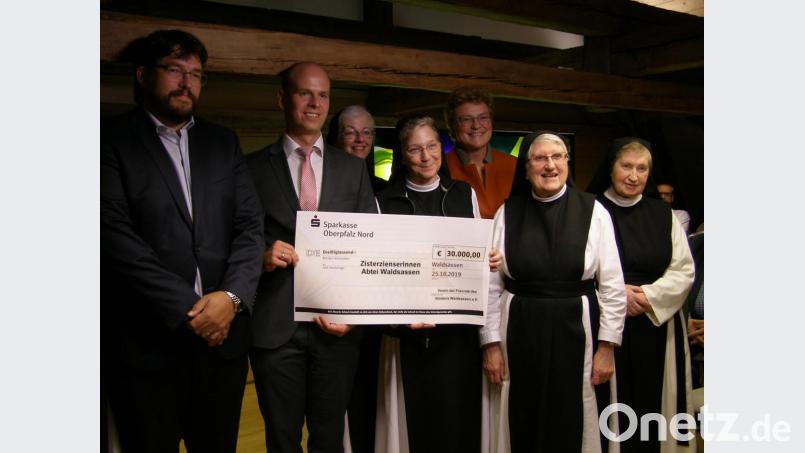 Einen symbolischen Scheck über 30.000 Euro durfte Äbtissin Laetitia Fech und der Konvent am Freitag von den Klosterfreunden in Empfang nehmen. Die Spende überreichten Vorsitzende Monika Hohlmeier (Dritte von rechts) und Schatzmeister Thomas Böhm (Zweiter von links). Bild: pz
